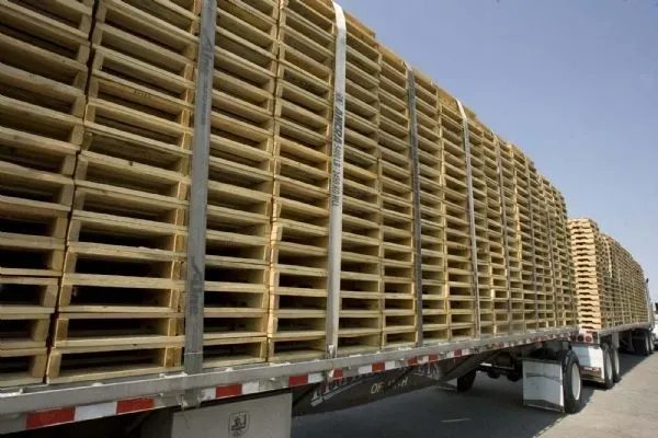 Truck transporting pallets